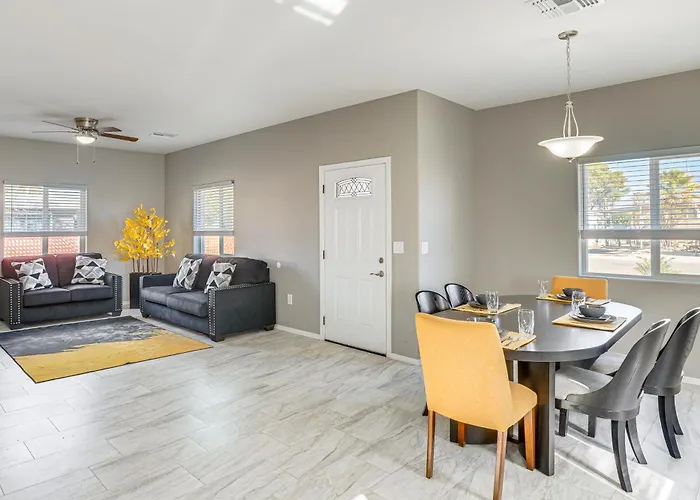 Holiday home 3 Mi To Mall: W/ Large Outdoor Space!