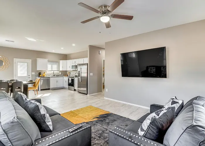3 Mi To Mall: W/ Large Outdoor Space! Holiday home *