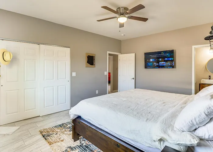 Holiday home 3 Mi To Mall: W/ Large Outdoor Space! Tucson
