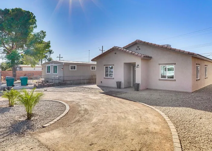 Holiday home 3 Mi To Mall: W/ Large Outdoor Space!