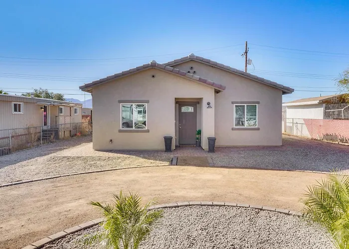 3 Mi To Mall: W/ Large Outdoor Space!