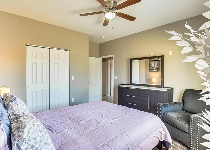 Holiday home 3 Mi To Mall: W/ Large Outdoor Space!